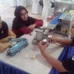 Sebagian peserta serius mendiskusikan materi pelatihan. 