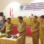 Sekda beserta kepala OPD memberikan kejutan untuk Wakil Bupati Pamekasan Raja