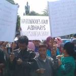 Warga Gempolsari saat demo di depan kantor Kejari Sidoarjo. foto: nanang ichwan/ BANGSAONLINE