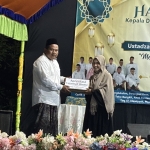 Kepala Desa Wanglu Kulon, Darmono saat penyerahan dana apresiasi kepada Risma yang berhasil meraih Juara 2 AKSI 2025. Foto: Suwandi/BANGSAONLINE