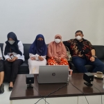 Korban bersama ibunya saat didampingi Leo A Permana (kanan) di Kantor Ikadin Malang Raya.