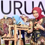 Ketua Dekranasda Kota Pasuruan, Fatma Saifullah Yusuf, saat mengenalkan produk unggulan dari wilayahnya.
