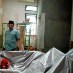 Ketua DPRD Pasuruan Sudiono Fauzan saat meninjau press room yang sedang direhab.
