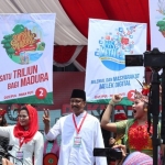 Gus Ipul-Puti saat deklarasi kampanye damai di Maspion Square. Tampak ikon program-progam berjajar di belakang mereka.