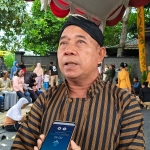 Kepala Desa Sukorejo, Supandi, saat memberi keterangan kepada wartawan di pelataran Situs Calon Arang. Foto: Muji Harjita/BANGSAONLINE