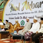 Dari kiri: Dr. KH. Asep Saifuddin Chalim, MA, Wakil Gubernur Jawa Timur Dr. Emil Elestianto Dardak, Syaikh Dr. Muhammad Ismail, Syaikh Barkawi, KH. Abdussalam Mujib, dan KH. Muhamamad Roziqi dalam Haul Akbar Masyayikh Al-Haramain (Makah-Madinah), Masyayikh Buduran dan KH Abdul Chalim, di Majid Raya KH Abdul Chalim Pondok Pesantren Amanatul Ummah Pacet Mojokerto, Senin malam (13/1/2019). foto: bangsaonline.com
 