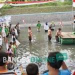 Upacara peringatan HUT Kemerdekaan RI yang digelar di sungai oleh Santri Jogo Kali Jombang. foto: RONY S/ BANGSAONLINE