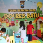 Tenda bermain anak yang disedikan Satlantas Polres Batu di posyan.