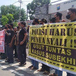 Puluhan massa FRMJ saat menggelar demo di depan Mapolres Jombang.