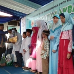 Kepala Sekolah SD Muhammmadiyah 3 Surabaya M Ali Imron saat menyerahkan santunan kepada anak-anak yatim.