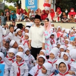 Wagub Emil menghadiri Kirab Budaya dan Pemasangan Bendera Merah Putih super Akbar di Masjid Al-Akbar Surabaya (MAS), Kamis (15/8). foto : ist.