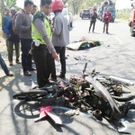 Petugas sedang menunjuk kondisi motor yang hancur nyaris tak berbentuk, tidak jauh dari jenazah korban sebelum dievakuasi.