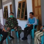 Kapolsek Ngadiluwih Polres Kediri, AKP. H. Mukhlason, S.H. saat mengunjungi ulama di Ngadiluwih. (foto: ist.)