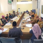 Pansus DPRD Situbondo saat melakukan hearing dengan pelaku usaha, UMKM, dan akademisi, untuk meminta masukan terkait Raperda tentang Pemberian Insentif dan Kemudahan Investasi.