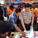 Kapolres Gresik, AKBP Adex Yudiswan saat ekspos para pelaku. foto: SYUHUD/ BANGSAONLINE