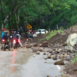 Foto tanah longsor di kilometer 16 jalur Trenggalek - Ponorogo.