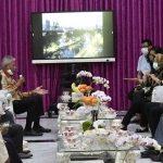 Wali Kota Risma menerima kunjungan kerja dari Pemerintah Kota (Pemkot) Ternate di rumah dinasnya, Jalan Sedap Malam Surabaya, Selasa (8/9/2020). (foto: ist).