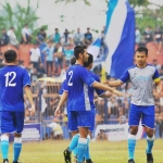 Para pemain Persela saat merayakan gol atas Persibo.