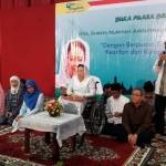 Sinta Nuriyah Abdurrahman Wahid saat kegiatan santunan duafa dengan Varia Usaha di gedung Wisma A. Yani. foto: SYUHUD/ BANGSAONLINE