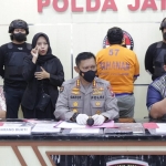 Kabid Humas Polda Jatim, Kombes Pol Gatot Repli Handoko memimpin rilis pers ungkap kasus penipuan seleksi penerimaan Taruna Akpol Tahun 2021.