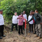 Menteri ATR/BPN, Nusron Wahid, saat menyaksikan pemasangan patok tanda batas di Skouw Yambe, Distrik Muara Tami, Papua.