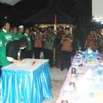 TEKEN: Salah satu calon Kades meneken ikrar Pilkades Damai, di Kantor Kecamatan Krian, Sidoarjo, Rabu (6/4) malam. foto: humas pemkab sidoarjo untuk BANGSAONLINE