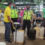 Suasana operasi pasar murah minyak goreng di Pasar Baru Porong, Sidoarjo.