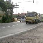 Salah satu titik traffic light yang mati. Banyak tersebut lalu lalang di jalan tersebut karena merupakan jalur pantura . foto: SUWANDI/ BANGSONLINE