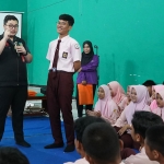 Bupati Kediri Hanindhito Himawan Pramana ketika berinteraksi dengan siswa. Foto: Ist. 