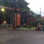 Tenda akhirnya hanya dipasang dit imur alun-alun di sisi sebelah selatan pintu masuk pendapa kabupaten Kediri. foto: arif kurniawan/ BANGSAONLINE