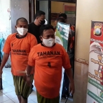 Sejumlah tersangka judi online dan darat saat digelandang di Mapolres Pamekasan.