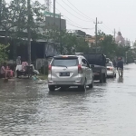 Kondisi Jalan Morowudi Kecamatan Cerme yang terendam banjir luapan Kali Lamong. foto: SYUHUD/ BANGSAONLINE