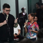 Bupati Kediri Hanindhito Himawan Pramana saat berdialog dengan salah satu atlet cilik. Foto: Ist.