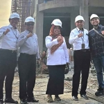 Alkusani (dua dari kiri) saat meninjau progres pembangunan Bank Daerah Bojonegoro. Foto: Ist