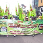Aksi ribuan massa gabungan buruh dan mahasiswa saat menggelar aksi di bundaran Waru.