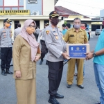 Kapolres Pamekasan AKBP Djoko Lestari saat menyerahkan bantuan paket sembako dari Kemenpar kepada pelaku pariwisata yang terdampak Covid-19. 