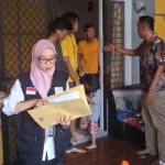 Ketua Komisi IV DPRD Gresik, Muchamad Zaifufin saat menemui 5 anak yang diduga diterlantarkan orang tuanya. FOTO: ist. 