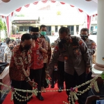 Bupati Pamekasan, Baddrut Tamam, dan didampingi Kapolres Pamekasan, AKBP Rogib Triyanto, saat meresmikan Gedung Sentra Pelayanan Kepolisian Terpadu.