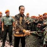 Presiden Joko Widodo menyalami prajurit TNI saat mengunjungi Markas Korps Pasukan Khas (Korpaskhas) TNI AU di Jalan Terusan Kopo, Kabupaten Bandung, Selasa (15/11).