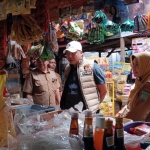 Kanit IV ekonomi Polres Pasuruan, Iptu Eko saat melakukan sidak di pasar tradisional didampinggi dinas pertanian dan ketahanan pangan 