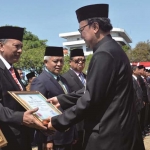 Bupati Sambari ketika menerima penghargaan dari Mendagri RI Tjahyo Kumolo. foto: SYUHUD/ BANGSAONLINE