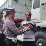 Petugas dari Satlantas Polres Jombang saat menggelar operasi.