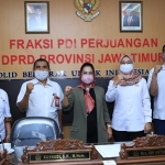 Tim Untag Surabaya usai melakukan paparan akademik kelanjutan S2 dan S3 di depan Ketua Fraksi PDI Perjuangan, Sri Untari Bisowarno dan anggota Fraksi PDI Perjuangan DPRD Jatim. foto: DIDI ROSADI/BANGSAONLINE