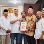 Asluchul Alif ketika mendaftar bacabup di partainya sendiri. foto: SYUHUD/ BANGSAONLINE