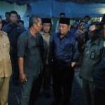 BERI SANTUNAN: Bupati Saiful Ilah melihat lokasi usai sambangi keluarga korban rumah terbakar, di Desa Suwaluh Kecamatan Balongbendo, Senin (29/8) petang. foto istimewa