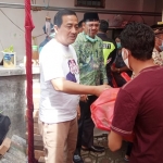 Tuan rumah didampingi Cabup Pungkasiadi saat membagikan paket sembako kepada warga. foto: SOFFAN/ BANGSAONLINE