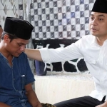 Wali Kota Surabaya Eri Cahyadi takziah ke keluarga korban ambruknya Ponpes Al Khoziny, Sidoarjo. Foto: Ist.