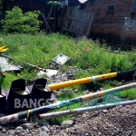 SEMBARANGAN: Traffic light dan sejumlah rambu milik Pemkot Mojokerto teronggok di jalan Randu Gede. foto: YUDI EP/ BANGSAONLINE 