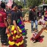 Kesenian Jaran Thek yang ditampilkan pemuda-pemuda Desa Kedungsalam.