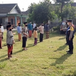 Para Santri Ponpes Jampes saat senam pagi dengan disaksikan oleh Tiga Pilar Plus Kecamatan Gampengrejo. (foto: ist).